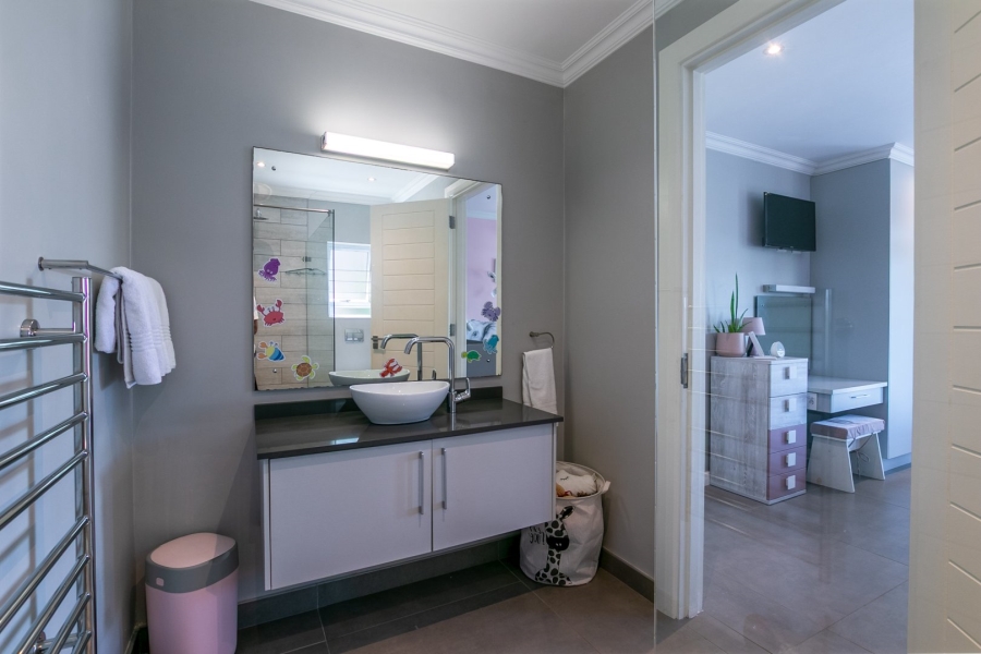 4 Bedroom Property for Sale in Kingfisher Creek Western Cape